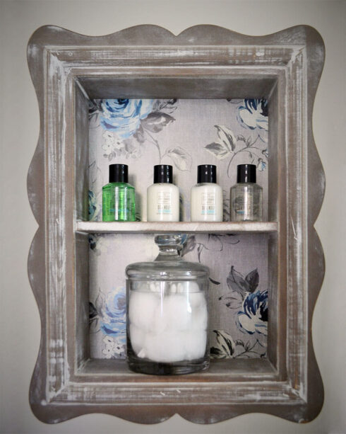 Shelves insert detail in Aigan room's bathroom